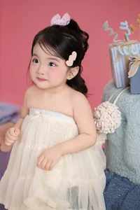 Anna and Lisa: The Adorable Doll-Like Daughters of Khanh Thi and Phan Hien - image 6