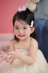 Anna and Lisa: The Adorable Doll-Like Daughters of Khanh Thi and Phan Hien - image 2