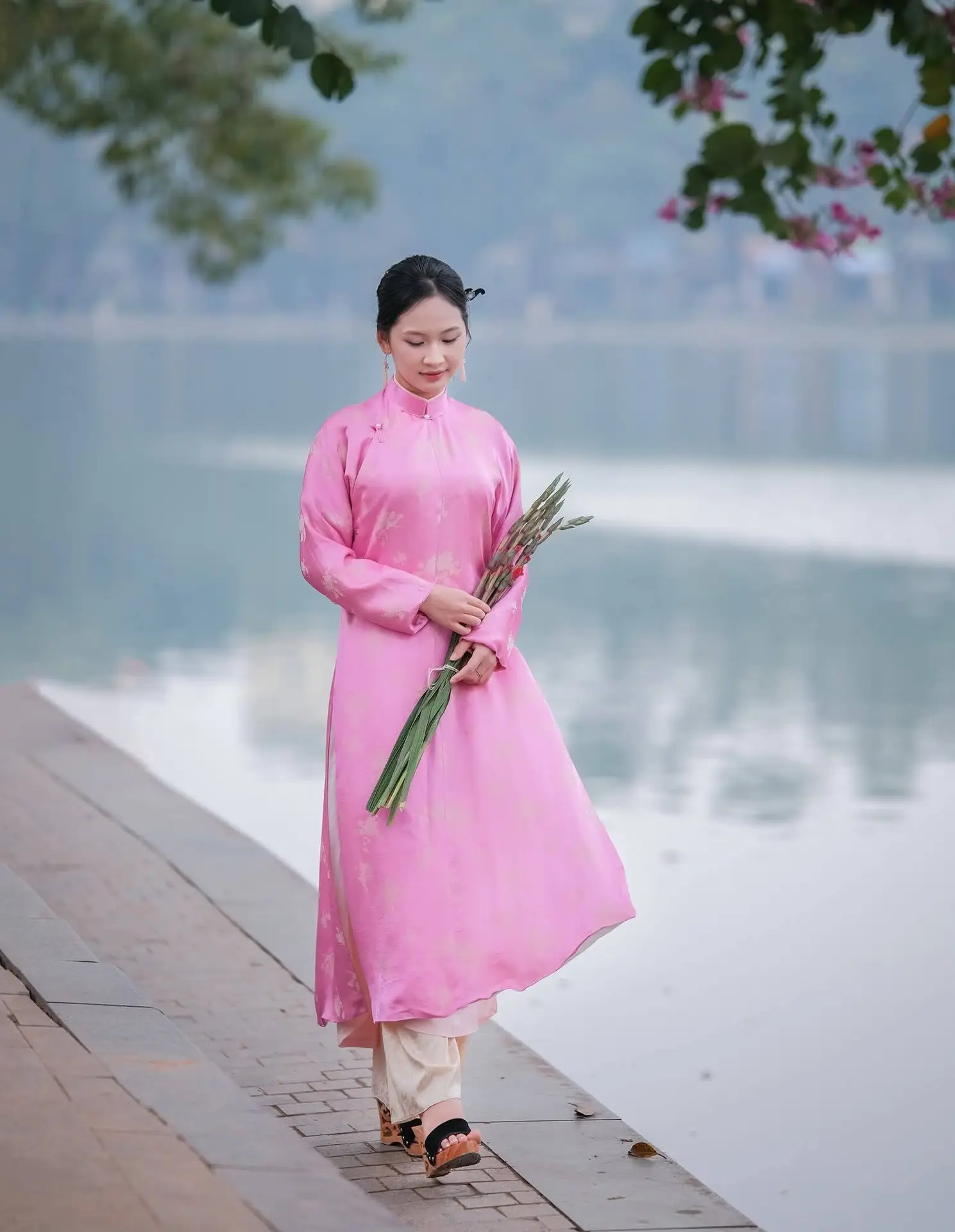 Discover the Graceful Beauty of a Vietnamese Girl in Traditional Pink Ao Dai 1000028168