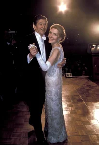 Iconic Fashion Choices of US First Ladies at Presidential Inaugurations Throughout History - image 2