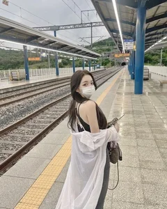 Urban Chic: Bold Fashion Statements and Stunning Street Style at the Train Station - image 2