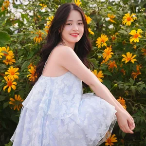 The Ha Giang Flower Girl: From Viral Street Vendor to Modern Social Media Star Vuong Thi Sinh - image 4