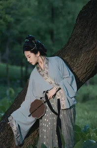 The Graceful Visual Narrative of Yao Yi Yao in YiTuYu Art Language Vol.7562: A Study in Artistic Composition - image 8