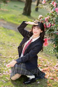 YiTuYu Vol.8694: Xia Yu Xiao Nian's Radiant Smile with Ukulele Amidst Spring Blossoms - image 14