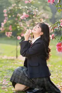 YiTuYu Vol.8694: Xia Yu Xiao Nian's Radiant Smile with Ukulele Amidst Spring Blossoms - image 1