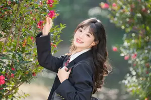 YiTuYu Vol.8694: Xia Yu Xiao Nian's Radiant Smile with Ukulele Amidst Spring Blossoms - image 7