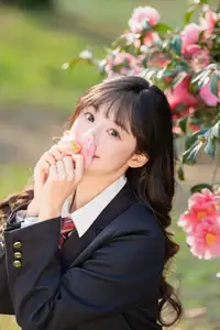 YiTuYu Vol.8694: Xia Yu Xiao Nian's Radiant Smile with Ukulele Amidst Spring Blossoms - image 12
