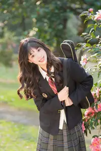 YiTuYu Vol.8694: Xia Yu Xiao Nian's Radiant Smile with Ukulele Amidst Spring Blossoms - image 4