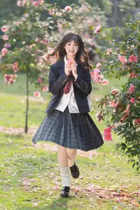 YiTuYu Vol.8694: Xia Yu Xiao Nian's Radiant Smile with Ukulele Amidst Spring Blossoms - image 0