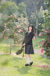 YiTuYu Vol.8694: Xia Yu Xiao Nian's Radiant Smile with Ukulele Amidst Spring Blossoms - image 6