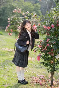 YiTuYu Vol.8694: Xia Yu Xiao Nian's Radiant Smile with Ukulele Amidst Spring Blossoms - image 8