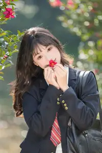 YiTuYu Vol.8694: Xia Yu Xiao Nian's Radiant Smile with Ukulele Amidst Spring Blossoms - image 22