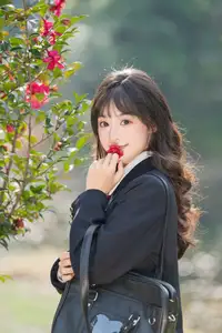 YiTuYu Vol.8694: Xia Yu Xiao Nian's Radiant Smile with Ukulele Amidst Spring Blossoms - image 18