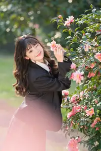 YiTuYu Vol.8694: Xia Yu Xiao Nian's Radiant Smile with Ukulele Amidst Spring Blossoms - image 5