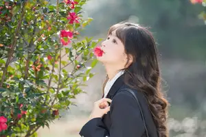 YiTuYu Vol.8694: Xia Yu Xiao Nian's Radiant Smile with Ukulele Amidst Spring Blossoms - image 2
