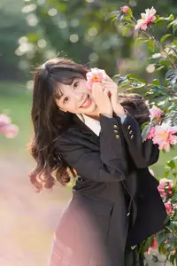 YiTuYu Vol.8694: Xia Yu Xiao Nian's Radiant Smile with Ukulele Amidst Spring Blossoms - image 9