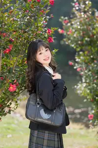YiTuYu Vol.8694: Xia Yu Xiao Nian's Radiant Smile with Ukulele Amidst Spring Blossoms - image 10