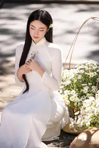 Vietnamese Ao Dai Beauty: Graceful girl with white daisies, an enchanting blend of tradition and charm. - image 9