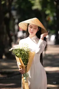 Vietnamese Ao Dai Beauty: Graceful girl with white daisies, an enchanting blend of tradition and charm. - image 7