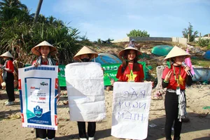 Action for Green Ocean: 10 Award-Winning Photos for Marine Conservation - image 7