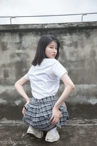 Capturing Timeless Youth with Nian Nian in Classic JK Style on an Urban Rooftop - image 3