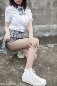 Capturing Timeless Youth with Nian Nian in Classic JK Style on an Urban Rooftop - image 7
