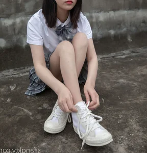 Capturing Timeless Youth with Nian Nian in Classic JK Style on an Urban Rooftop - image 0