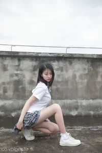 Capturing Timeless Youth with Nian Nian in Classic JK Style on an Urban Rooftop - image 5