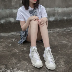 Capturing Timeless Youth with Nian Nian in Classic JK Style on an Urban Rooftop - image 2