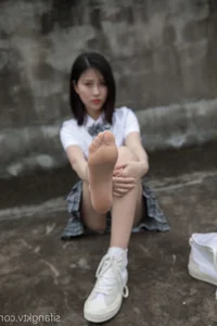 Capturing Timeless Youth with Nian Nian in Classic JK Style on an Urban Rooftop - image 8