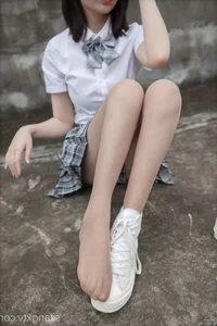 Capturing Timeless Youth with Nian Nian in Classic JK Style on an Urban Rooftop - image 4