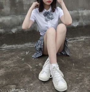 Capturing Timeless Youth with Nian Nian in Classic JK Style on an Urban Rooftop - image 10