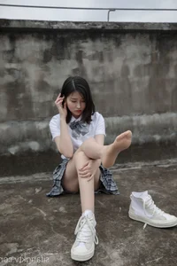 Capturing Timeless Youth with Nian Nian in Classic JK Style on an Urban Rooftop - image 13
