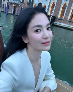Ageless Beauty: Song Hye Kyo Stuns at 43 Alongside Younger Co-Star - image 12