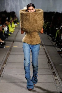 The Return of Curve-Flattering Jeans: Celebrating Feminine Silhouettes in Denim - image 0