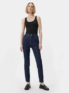 The Return of Curve-Flattering Jeans: Celebrating Feminine Silhouettes in Denim - image 4