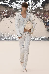 The Return of Curve-Flattering Jeans: Celebrating Feminine Silhouettes in Denim - image 5