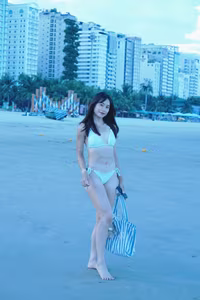 See 'track and field hot girl' Huynh Thi My Tien flaunting her dream bikini body and toned abs on the beach - image 3