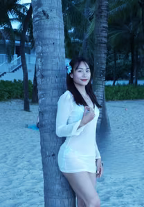 See 'track and field hot girl' Huynh Thi My Tien flaunting her dream bikini body and toned abs on the beach - image 8