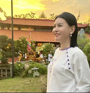 Ninh Duong Lan Ngoc New Photo Shoot and Ngoc Han Elegant Black Ao Dai Gallery - image 1