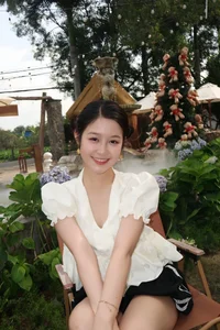 Radiant Beauty of Actress Bao Ngoc: Stunning 18th Birthday Portraits and Elegant Fashion Inspiration for a Sweet, Sophisticated Gen Z Look - image 4