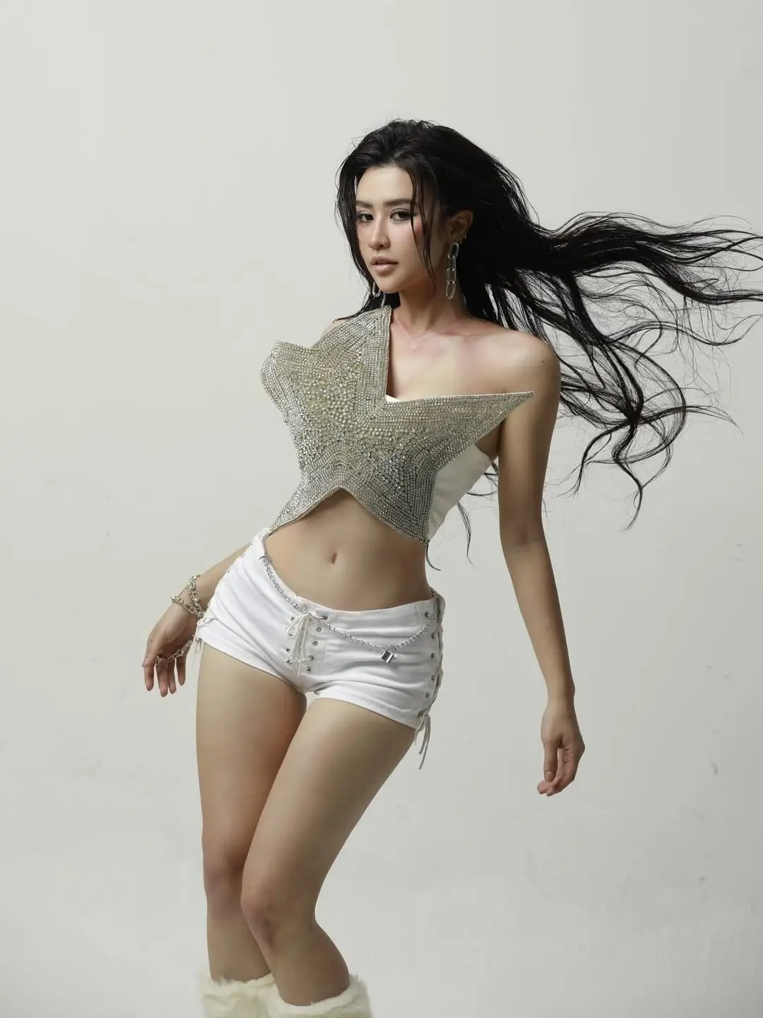 Quyen Qui: Captivating Visuals, Top-Tier Fashion Style in Her Latest Lookbook