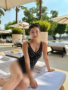 One-Piece Bikini Trends: How This Hot Girl Rocks the Monokini Look - image 0