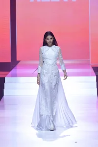 Trương Thị May: The Ageless Beauty of Vietnam's Famous Vegetarian Model and Her Latest Career Milestones - image 5