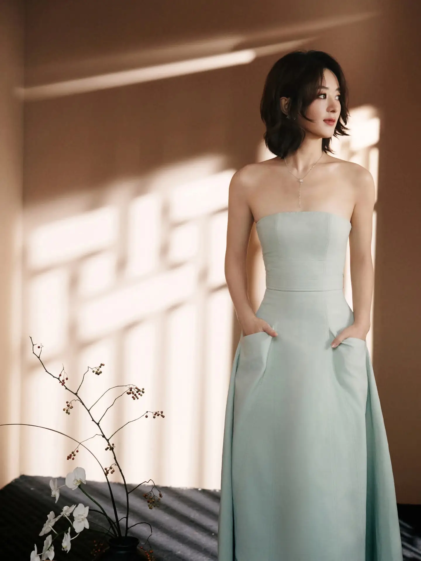Zhao Liying: Elegant Beauty and Serene Aura with Pure White Orchids - Discover Her Natural Charm