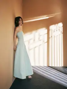 Zhao Liying: Elegant Beauty and Serene Aura with Pure White Orchids - Discover Her Natural Charm - image 6