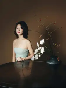 Zhao Liying: Elegant Beauty and Serene Aura with Pure White Orchids - Discover Her Natural Charm - image 3