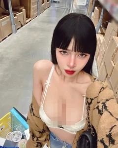 Controversial Street Style: Social Media Reacts to Bold Fashion Choice Without Underwear - image 2