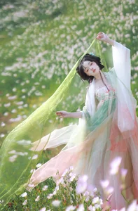 Xian Luo in YiTuYu Art Language Vol.9171: A Stunning Spring-Themed Portrait Collection for Artistic Inspiration and High-Quality Photography Enthusiasts - image 8