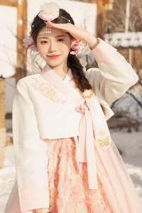 Stunning Visuals in YiTuYu艺图语 Art Language Vol.7340 Featuring Fei Tian Xiao Mo Nu - image 27
